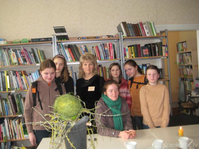 Lasītāju tikšanās ar rakstnieci Kristīni Ulbergu- Rubīni skolas bibliotēkas lasītavā.